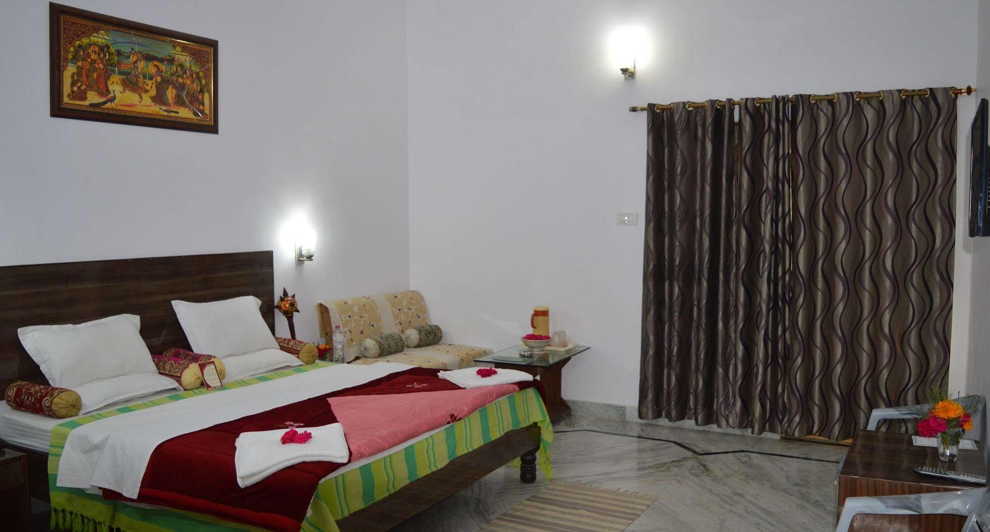 Hotel Surya Khajurāho Extérieur photo