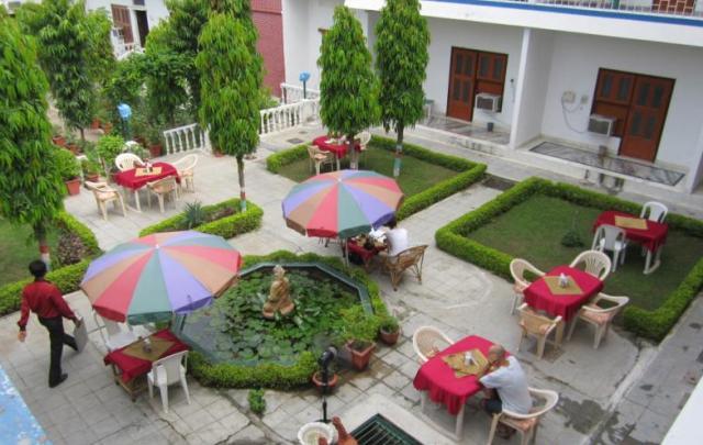 Hotel Surya Khajurāho Extérieur photo